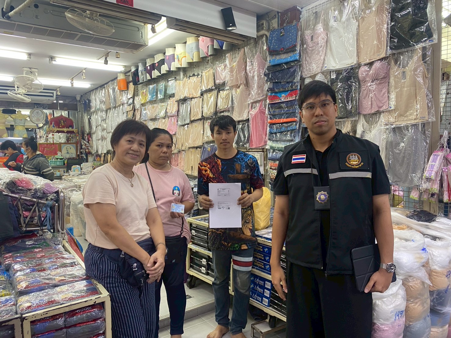 เจ้าหน้าที่ฝ่ายตรวจและคุ้มครองคนหางาน ตรวจสอบบริเวณตลาดส้ม ถนนกรุงเกษม แขวงคลองมหานาค เขตป้อมปราบศัต