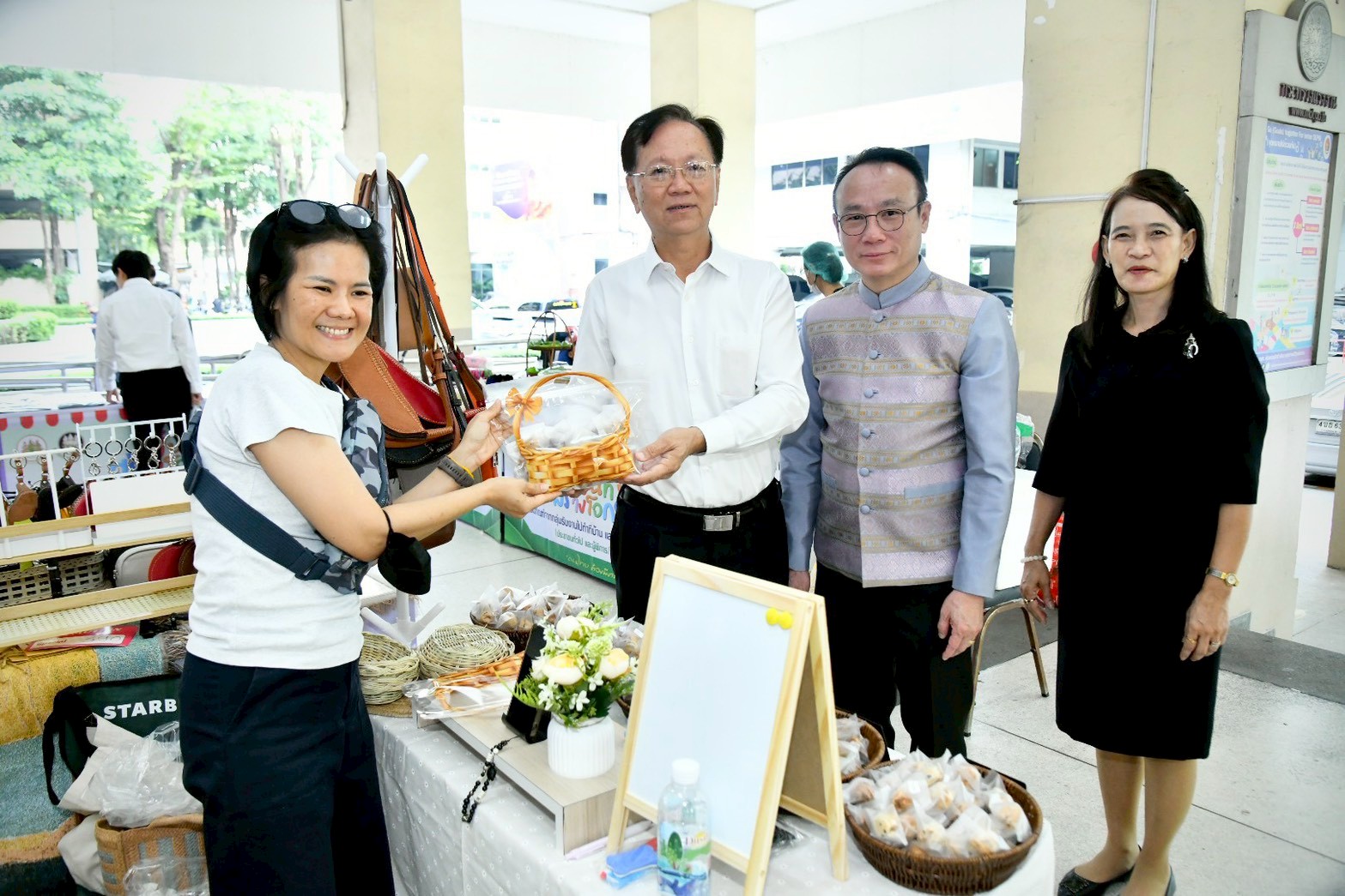 อธิบดีกรมการจัดหางาน เยี่ยมชมบูทผลิตภัณฑ์จากกลุ่มผู้รับงานไปทำที่บ้านและกลุ่มผู้ประกอบอาชีพอิสระ