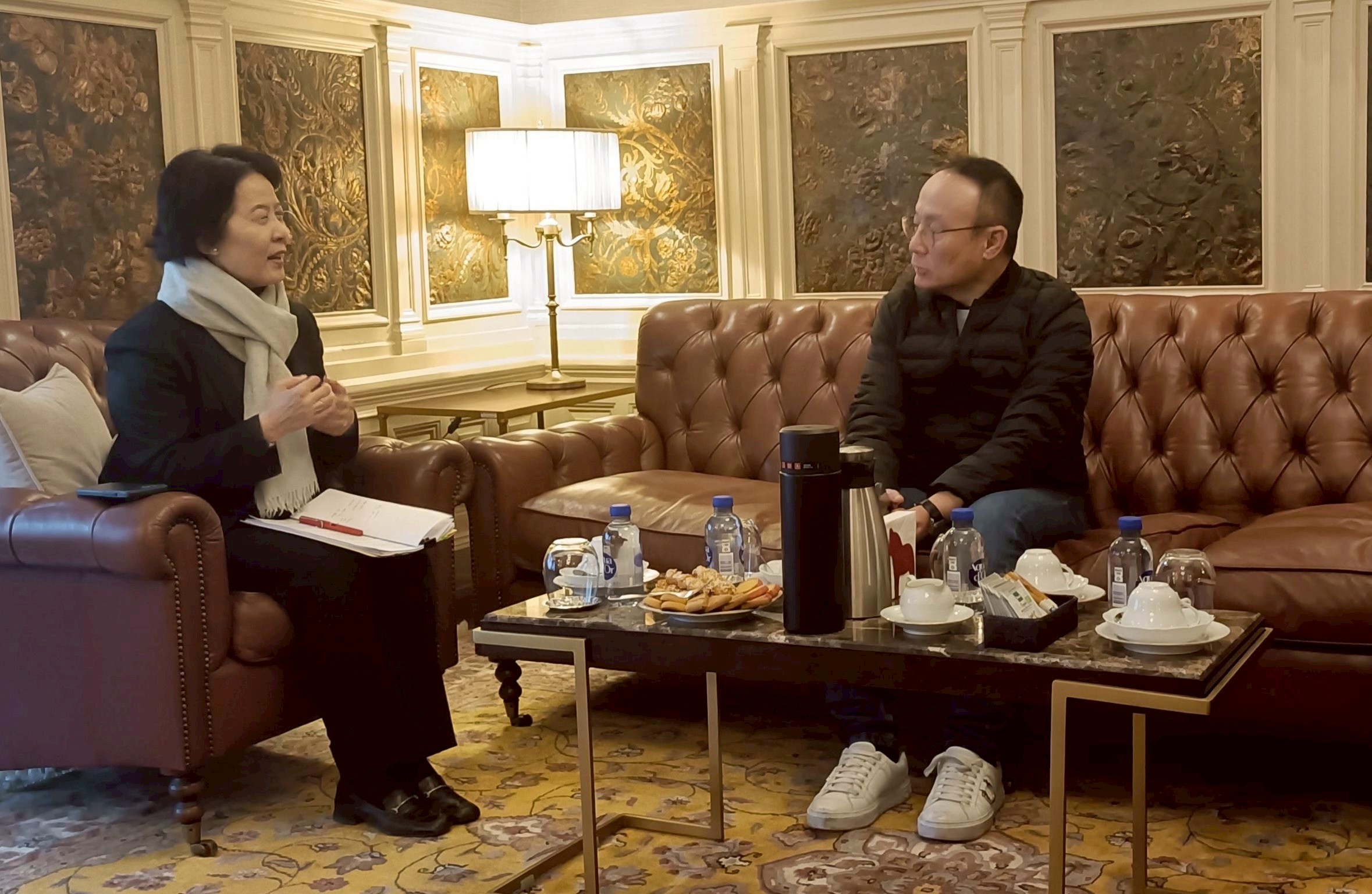 หารือแลกเปลี่ยนความคิดเห็นเกี่ยวกับแนวทางและมาตรการที่ช่วยส่งเสริมการเดินทางไปเก็บผลไม้ป่าของแรงงานฯ