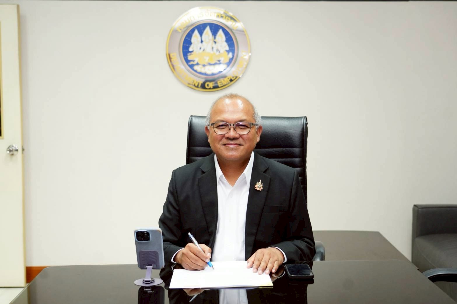 ผู้ตรวจราชการกรม กรมการจัดหางาน ให้สัมภาษณ์ผู้สื่อข่าว “มติชน”