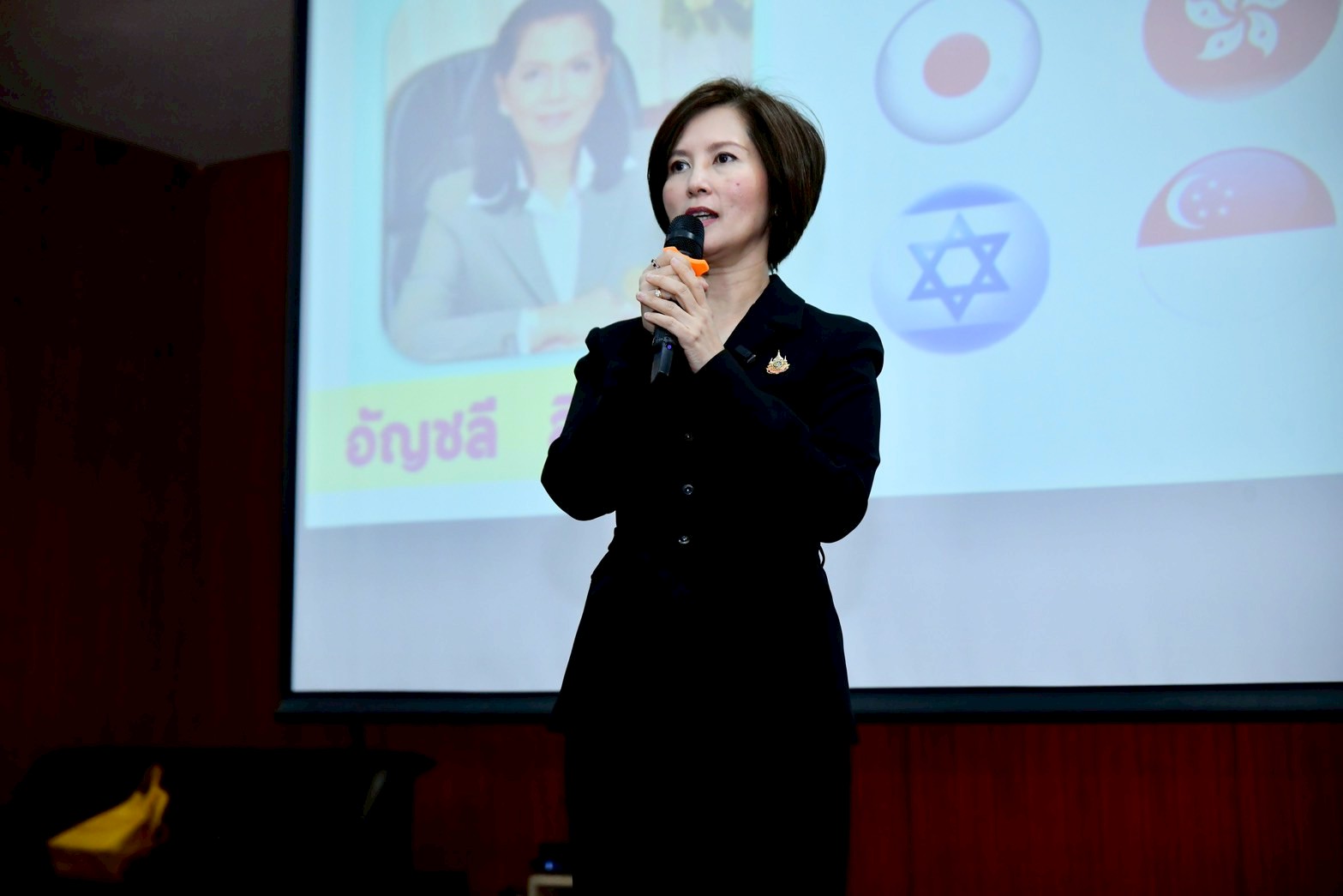 ร่วมพบปะพูดคุยกับแรงงานไทยที่จะเดินทางไปทำงานในประเทศสิงคโปร์ ภายใต้โครงการ “บินฟรีมีงานทำ”