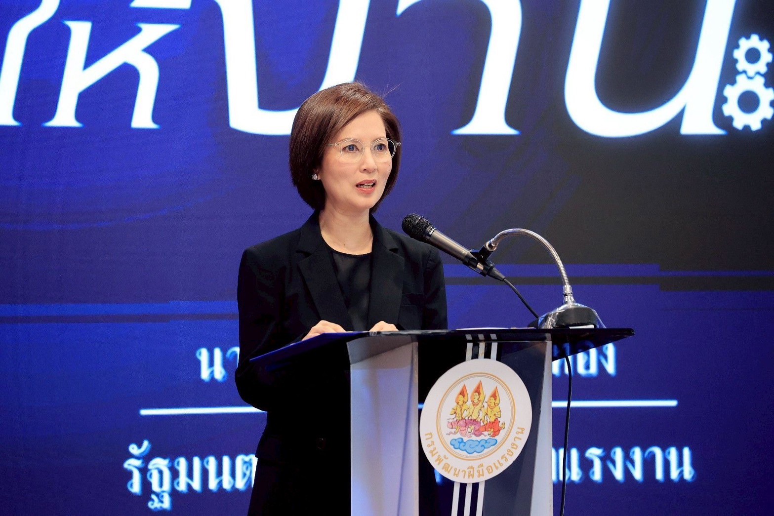 หัวหน้าผู้ตรวจราชการกรม กรมการจัดหางาน ร่วมเป็นเกียรติในพิธีมอบเครื่องมือพื้นฐานชุดการฝึกฯ