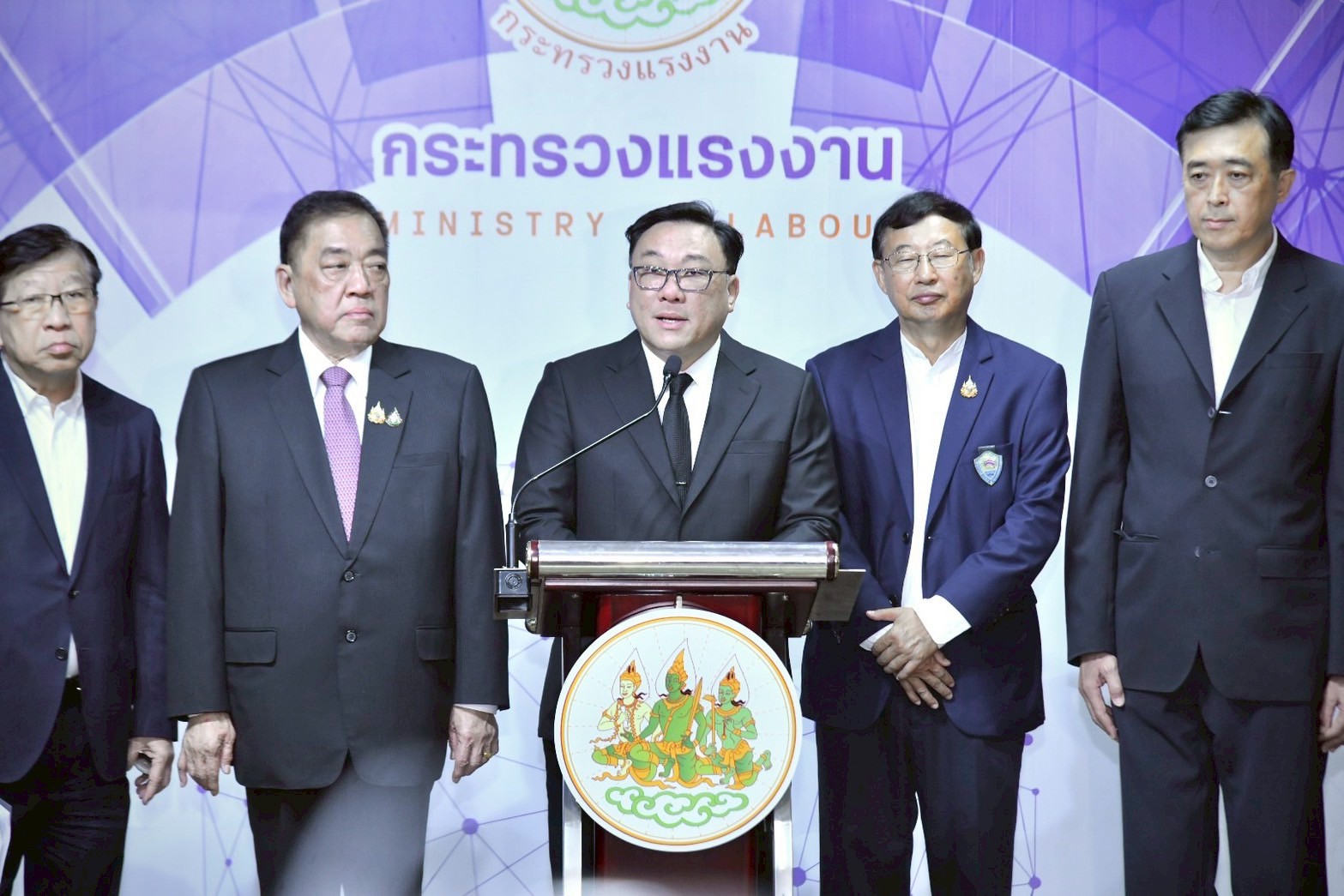 ร่วมแถลงข่าวประเด็นเรียกร้องให้รัฐบาลเร่งแก้ไขปัญหาการขาดแคลนแรงงานในอุตสาหกรรมอย่างเร่งด่วน