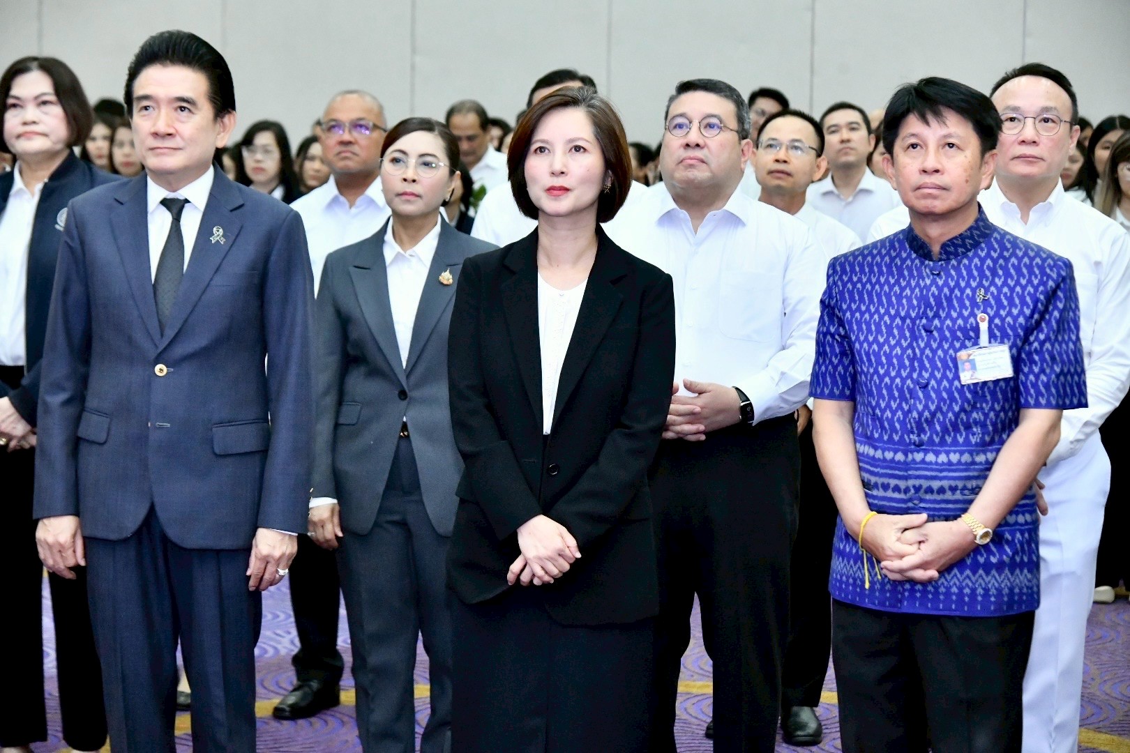 ผู้บริหารกรมการจัดหางาน มอบดอกไม้ให้กำลังใจรัฐมนตรีว่าการกระทรวงแรงงาน เนื่องในโอกาสอำลาตำแหน่งฯ