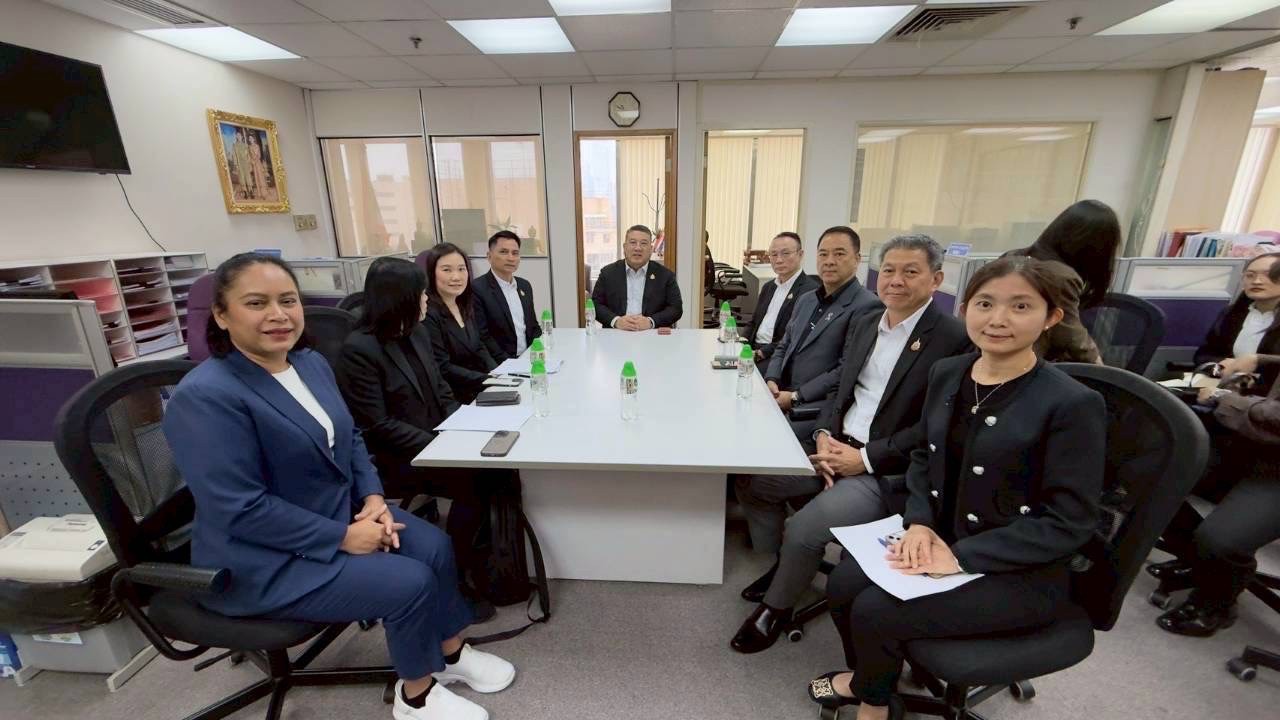 ร่วมประชุมมอบนโยบายและแนวทางการดำเนินงานแก่เจ้าหน้าที่สำนักงานแรงงาน ณ เมืองฮ่องกง