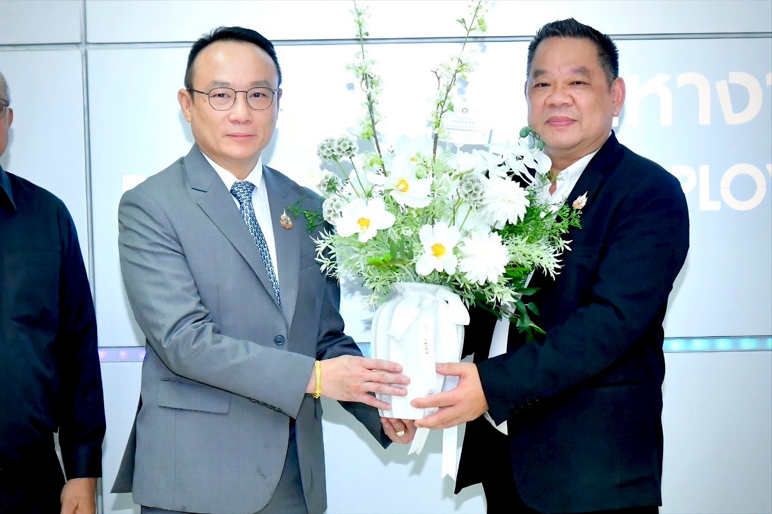 อธิบดีกรมการจัดหางาน นำผู้บริหาร ข้าราชการและเจ้าหน้าที่แสดงความยินดีกับรองอธิบดีกรมการจัดหางาน