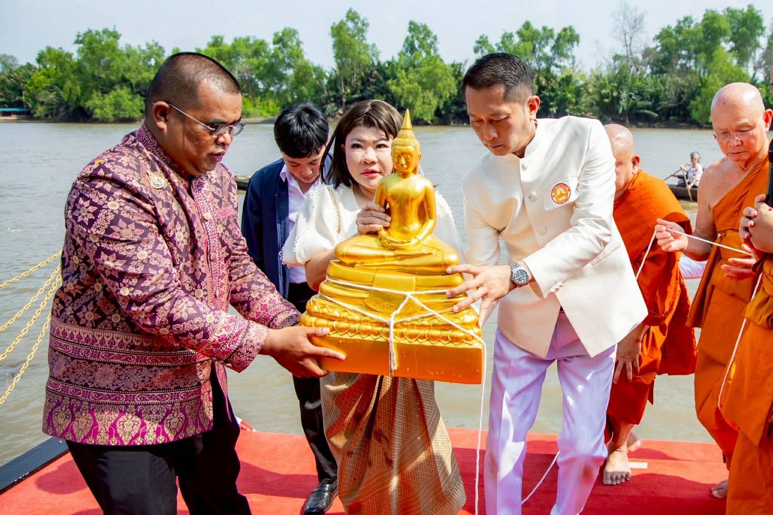 จัดหางานฉะเชิงเทรา ร่วมรำถวายพุทธบูชาหลวงพ่อโสธร
