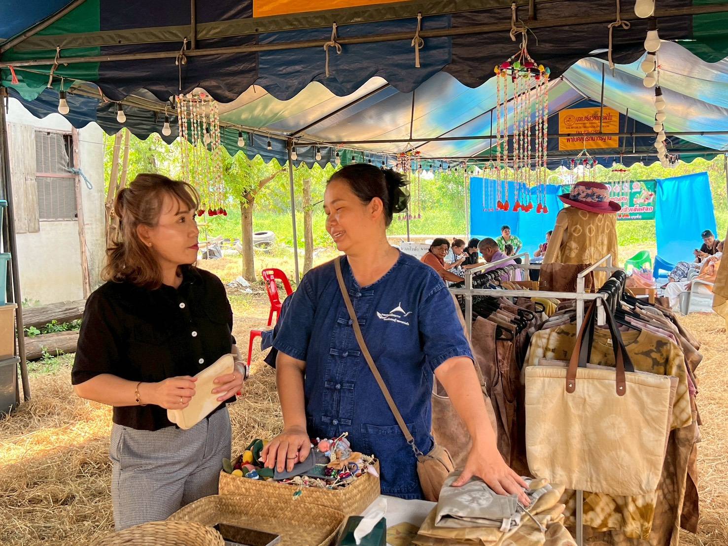 “ริ้วทองผ้าบาติก” ชู Soft Power ผ้าสีธรรมชาติจากต้นนนทรี สร้างรายได้หลักหมื่นต่อเดือน