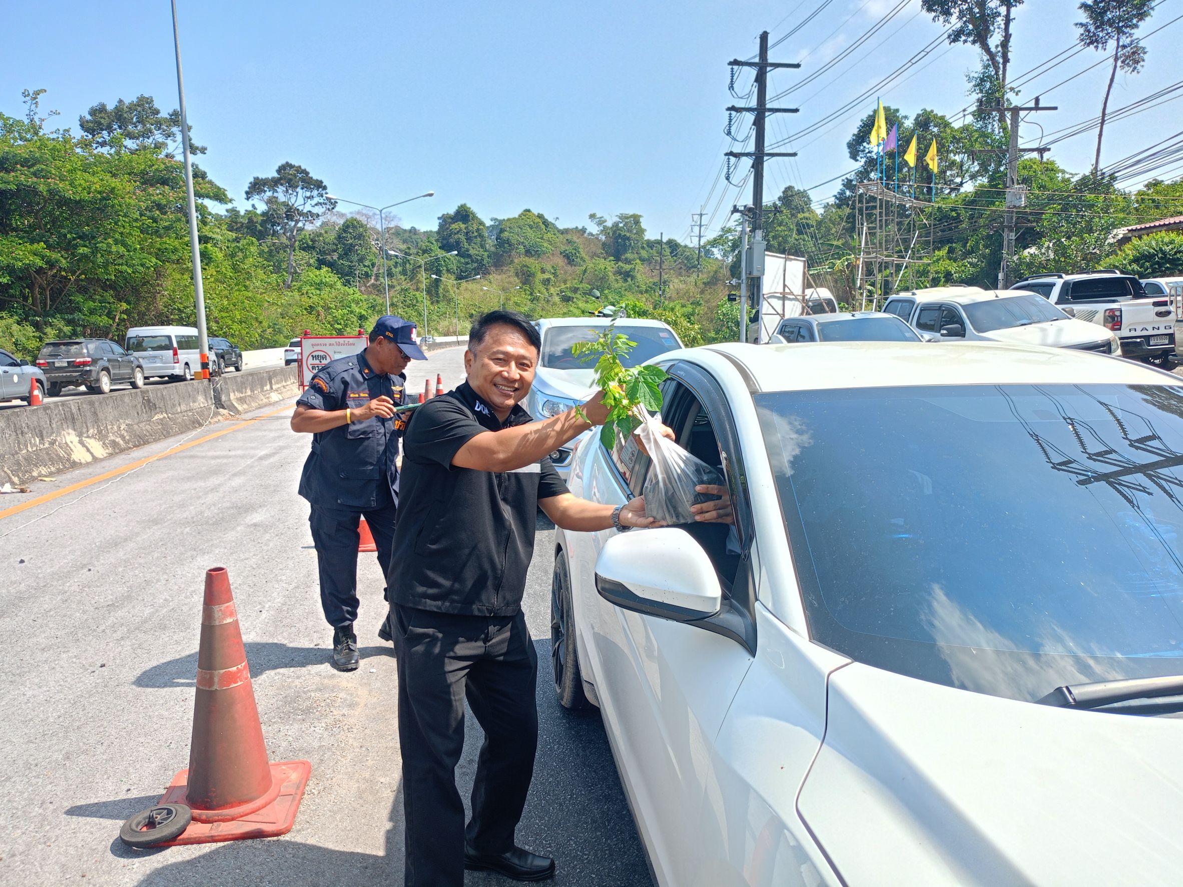 จัดหางานจังหวัดจันทบุรี ลงพื้นที่ตรวจเยี่ยมจุดศูนย์ปฏิบัติการป้องกันและลดอุบัติเหตุทางถนนช่วงเทศกาลฯ