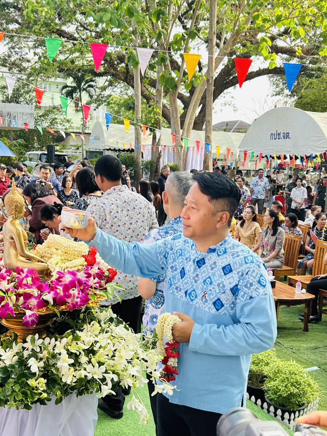จัดหางานจังหวัดจันทบุรี เข้าร่วม สรงน้ำพระพุทธรูป และเข้ากราบขอพรจากพระราชธรรมเมธี เจ้าคณะจังหวัดฯ