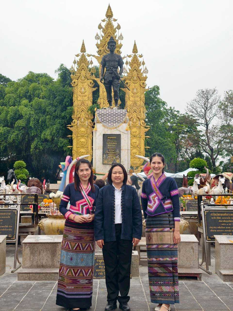 จัดหางานจังหวัดเชียงราย เข้าร่วมพิธีสรงน้ำอนุสาวรีย์พญาเม็งรายมหาราชและถวายน้ำสงกรานต์พระเถรานุเถระ