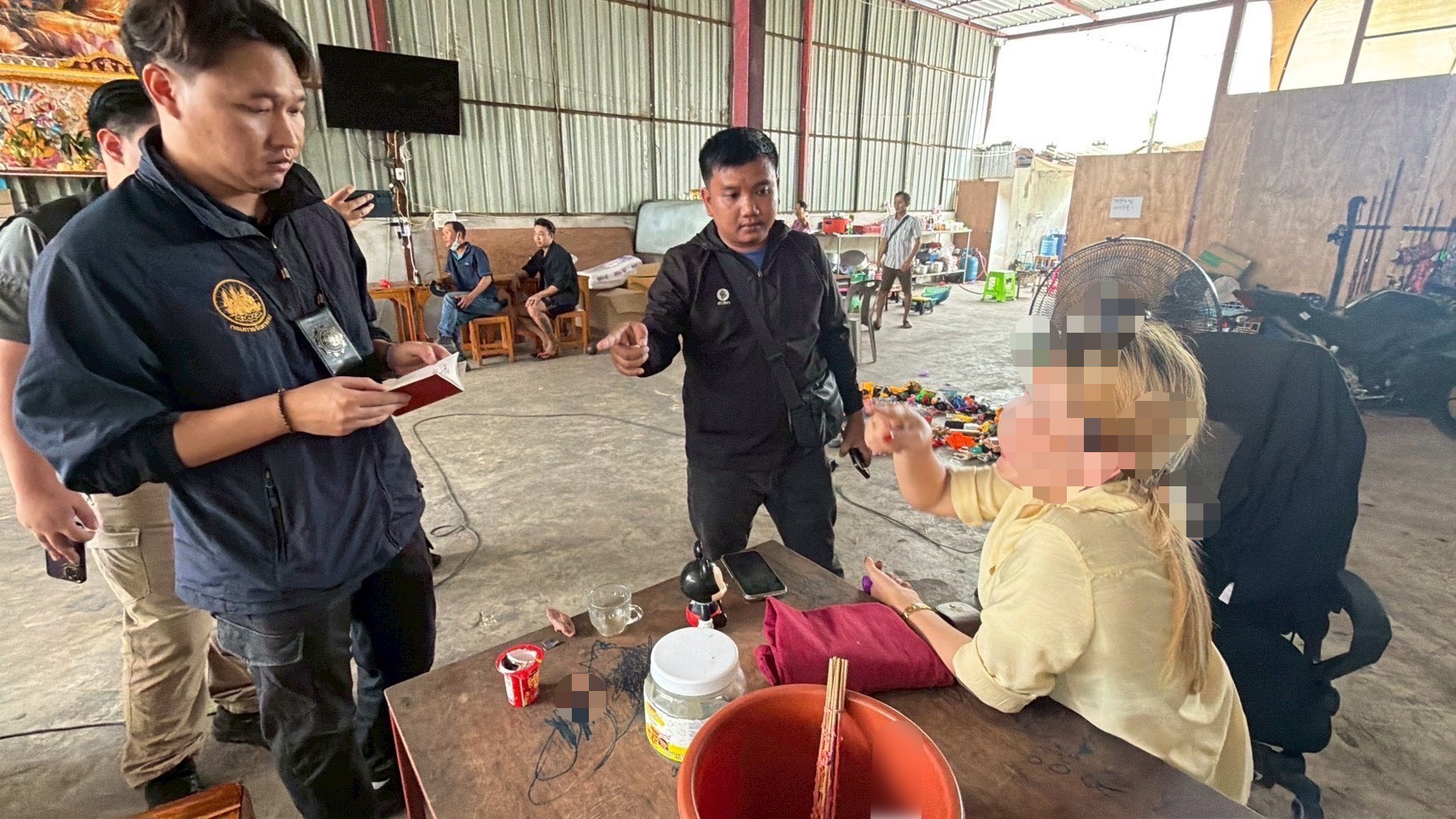 รวบคาโต๊ะ! “จุลพันธ์” สั่งกรมการจัดหางาน  บุกจับนายหน้าเมียนมาเถื่อน ย่านลาดกระบัง