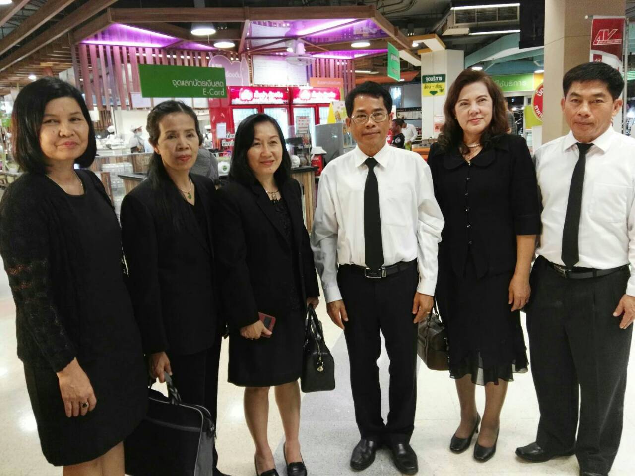 มอบโบว์สีดำไว้ทุกข์ฯแก่พี่น้องประชาชน