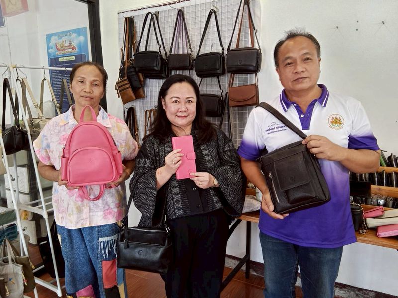 สำนักงานจัดหางานจังหวัดลำปาง เยี่ยมกลุ่มรับงานไปทำที่บ้าน “กลุ่มประดิษฐ์เครื่องหนังบ้านศรีลังกา”