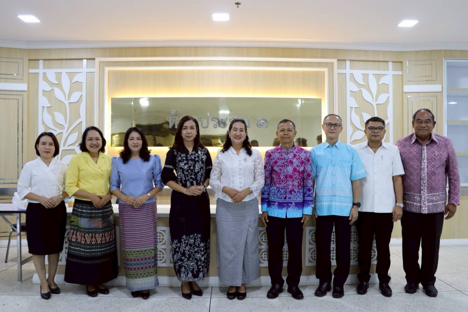 เข้าร่วมการประชุมคณะกรมการจังหวัด หัวหน้าส่วนราชการ นายอำเภอ หัวหน้าหน่วยงานรัฐวิสาหกิจ และหัวหน้าหน