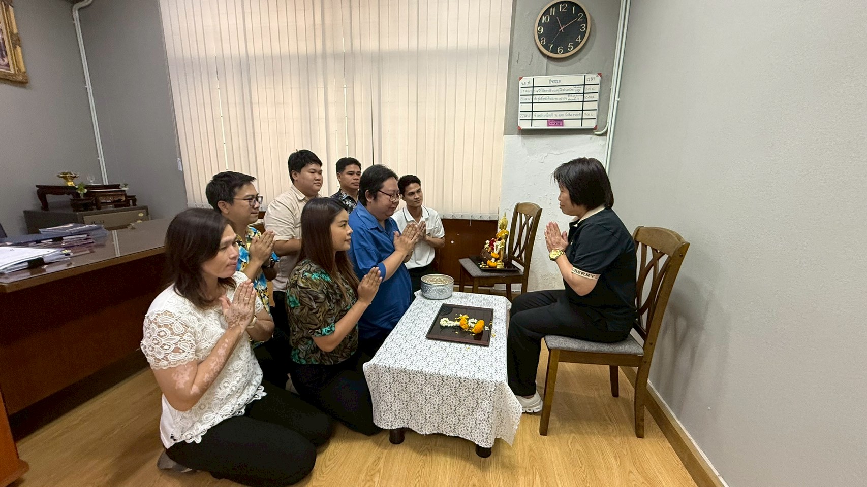 จัดพิธีสรงน้ำพระ และรดน้ำขอพรผู้บังคับบัญชา เนื่องในประเพณีวันสงกรานต์