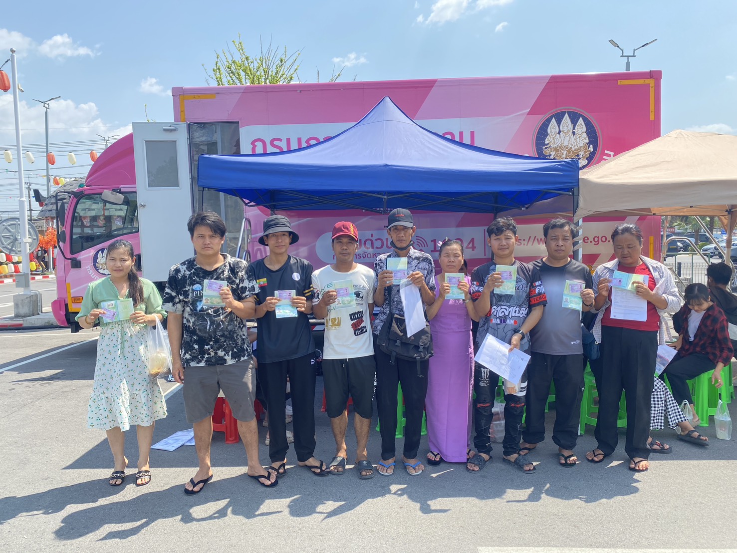 ปฎิบัติงานร่วมกับหน่วยบริการใบอนุญาตทำงานแบบเคลื่อนที่จังหวัดนครนายก