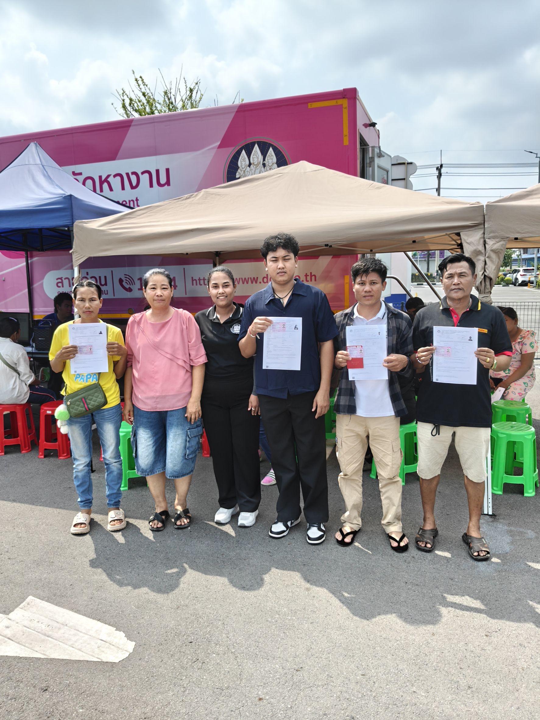 ปฎิบัติงานร่วมกับหน่วยบริการใบอนุญาตทำงานแบบเคลื่อนที่จังหวัดนครนายก