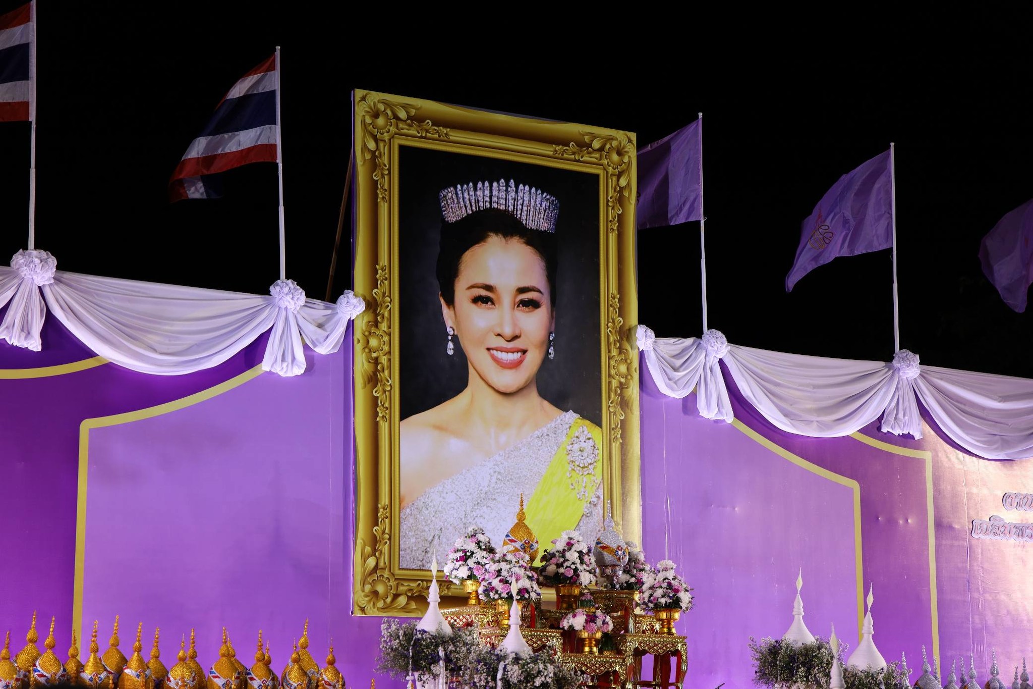 พิธีจุดเทียนถวายพระพรชัยมงคล เนื่องในโอกาสพระราชพิธีมหามงคลเฉลิมพระชนมพรรษา ๔ รอบ สมเด็จพระราชินี