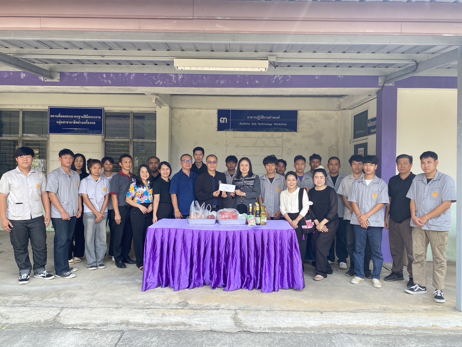 จัดหางานจังหวัดน่าน พร้อมด้วยเจ้าหน้าที่ สนับสนุนเครื่องบริโภคและเงินสดเพื่อเป็นค่าอาหาร