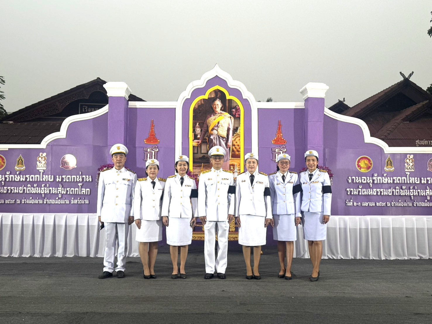 จัดหางานจังหวัดน่าน ร่วมพิธีเจริญพระพุทธมนต์และทําบุญตักบาตรถวายพระราชกุศล ถวายราชสักการะ