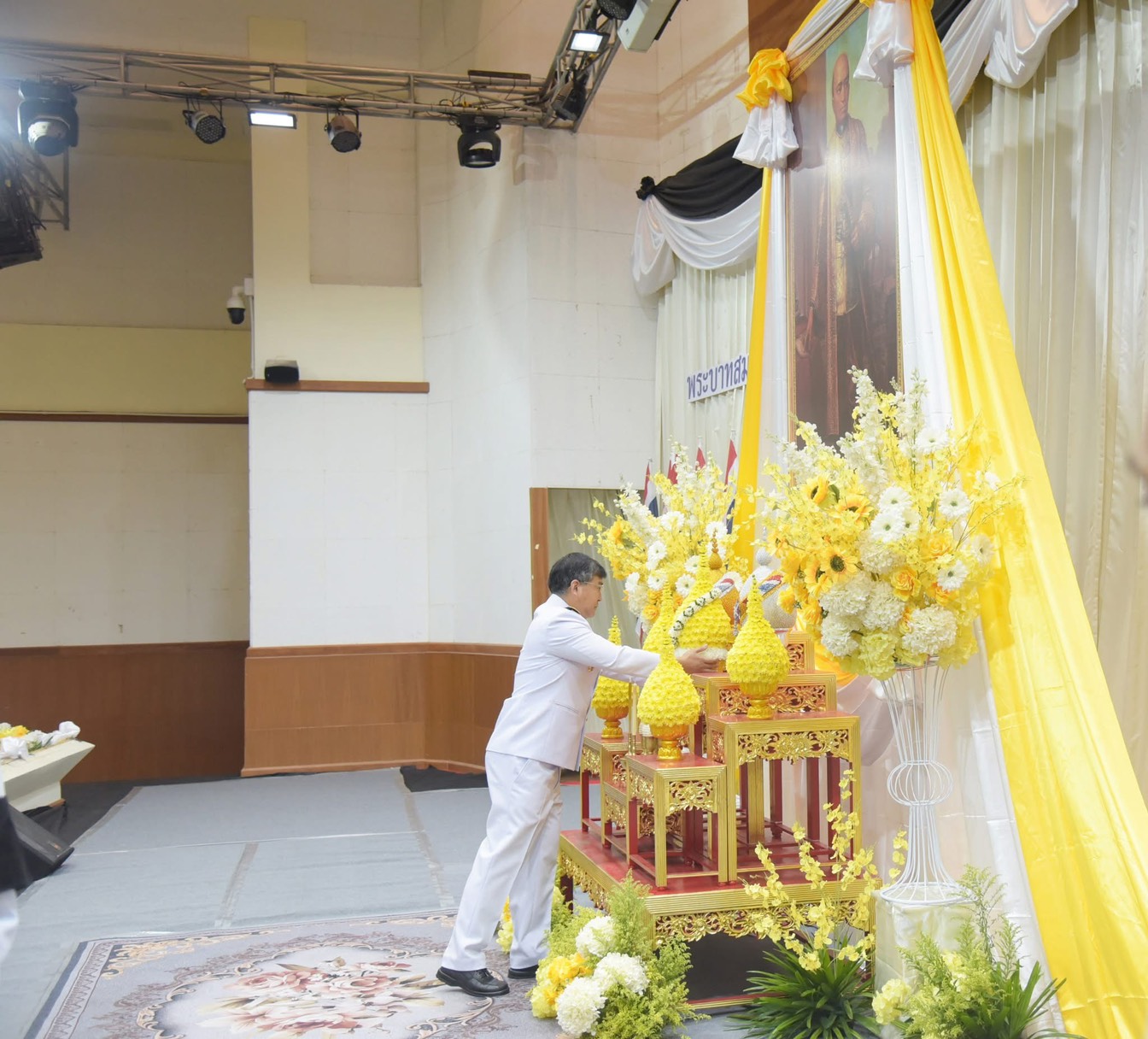 ร่วมงานรัฐพิธีวันที่ระลึกพระบาทสมเด็จ พระพุทธเลิศหล้านภาลัย 