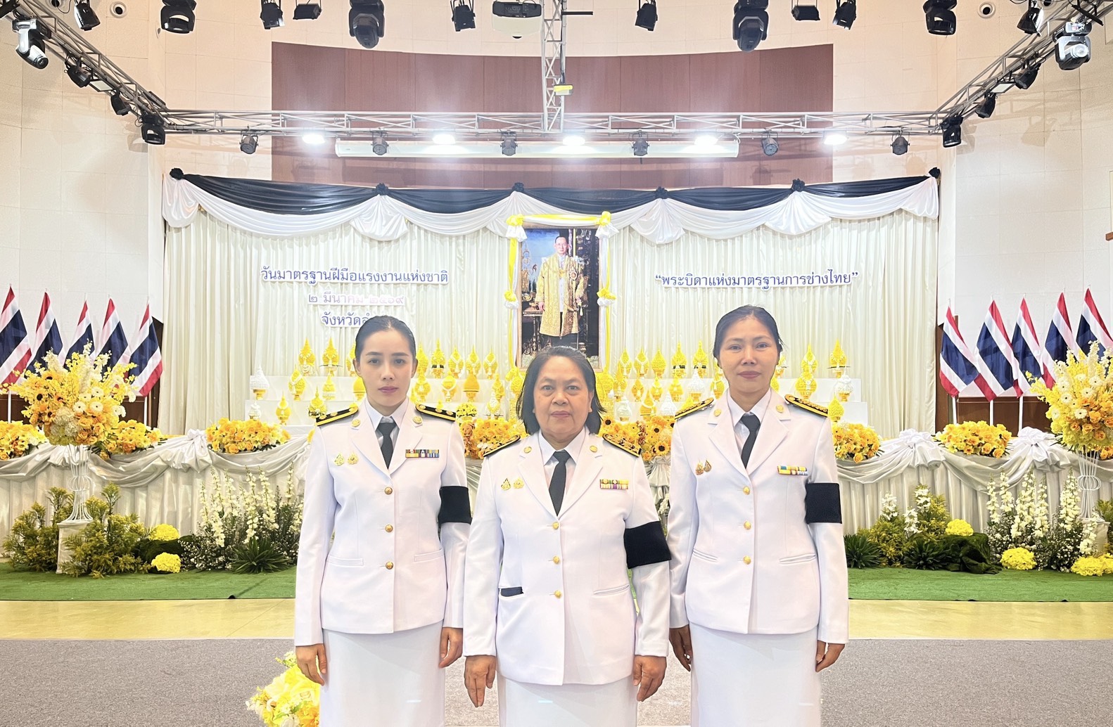 ร่วมพิธีวางพานพุ่มถวายเครื่องราชสักการะ  เนื่องใน “วันมาตรฐานฝีมือแรงงานแห่งชาติ”