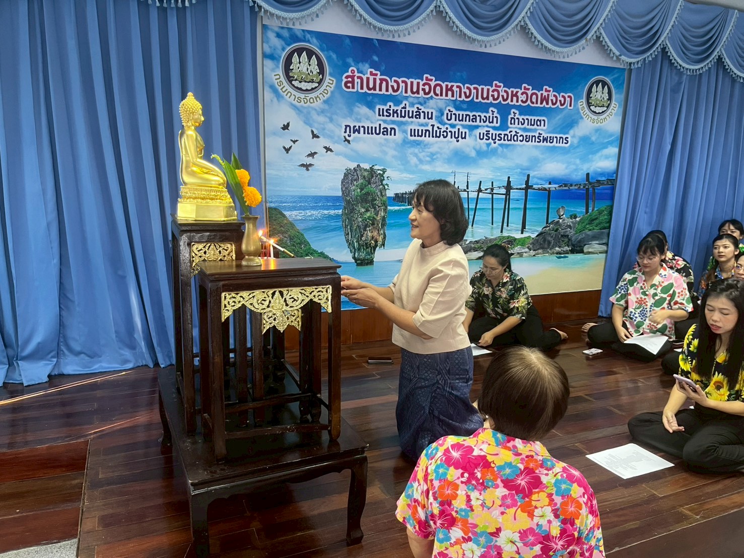 ร่วมกิจกรรมไหว้พระสวดมนต์ เพื่อเป็นสิริมงคล แก่ชีวิตทำให้จิตใจสงบ มีสมาธิก่อให้เกิดปัญญา