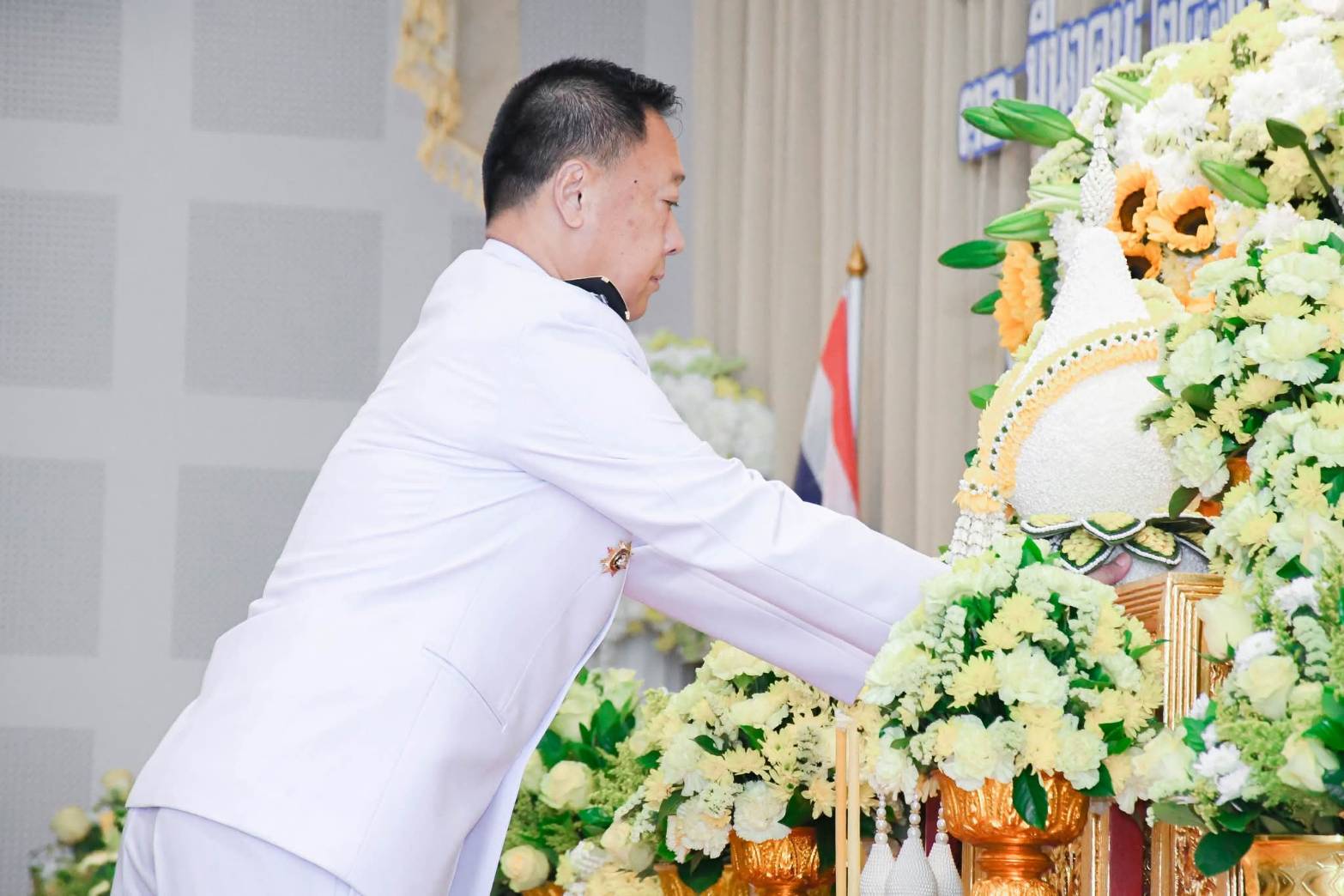 พิธีถวายพานพุ่มดอกไม้ เครื่องราชสักการะ และกล่าวถวายราชสดุดี เพื่อน้อมสำนึกในพระมหากรุณาธิคุณ