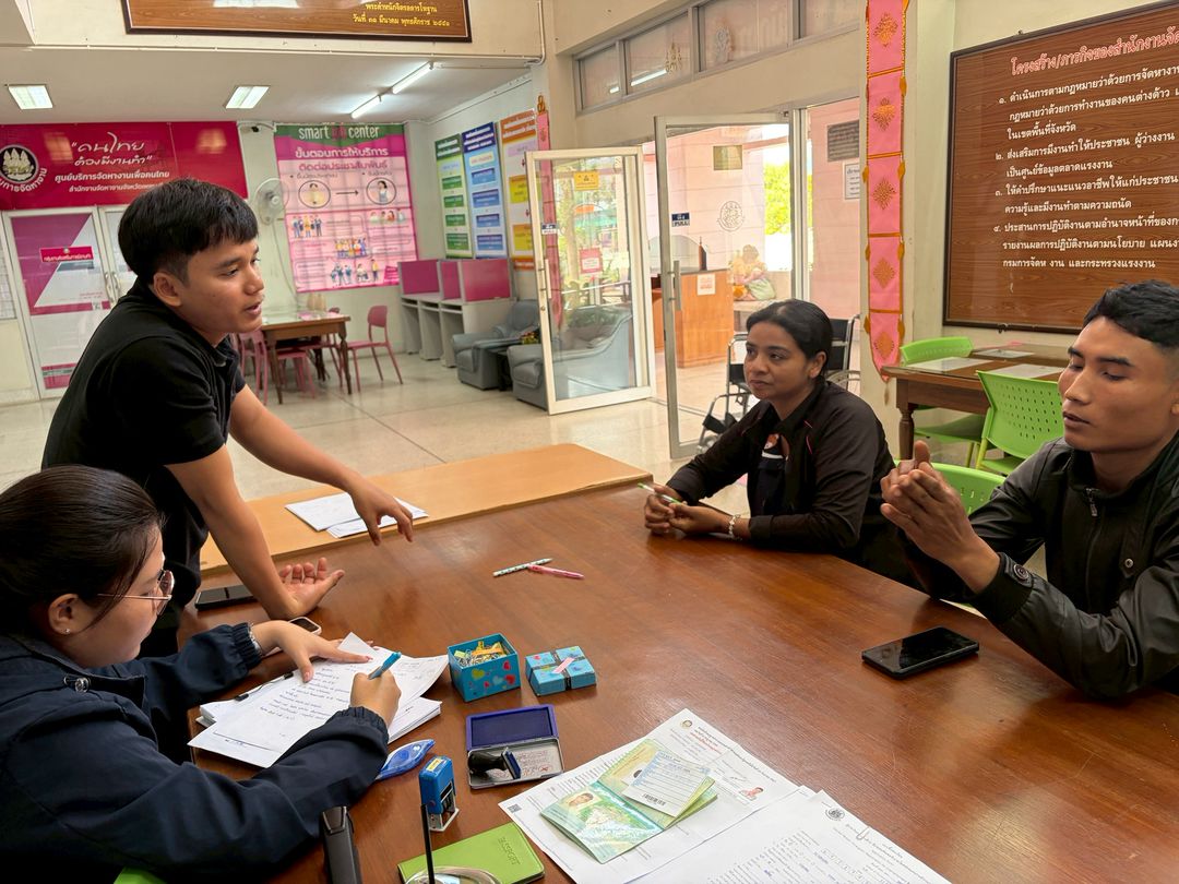 เจ้าหน้าที่ศูนย์ร่วมบริการช่วยเหลือแรงงานต่างด้าว ให้ความช่วยเหลือแรงงานต่างด้าว