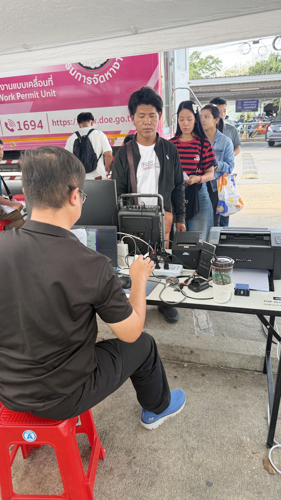 ร่วมให้บริการผลิตใบอนุญาตทำงานของคนต่างด้าว ของหน่วยบริการใบอนุญาตทำงานแบบเคลื่อนที่ (Mobile)