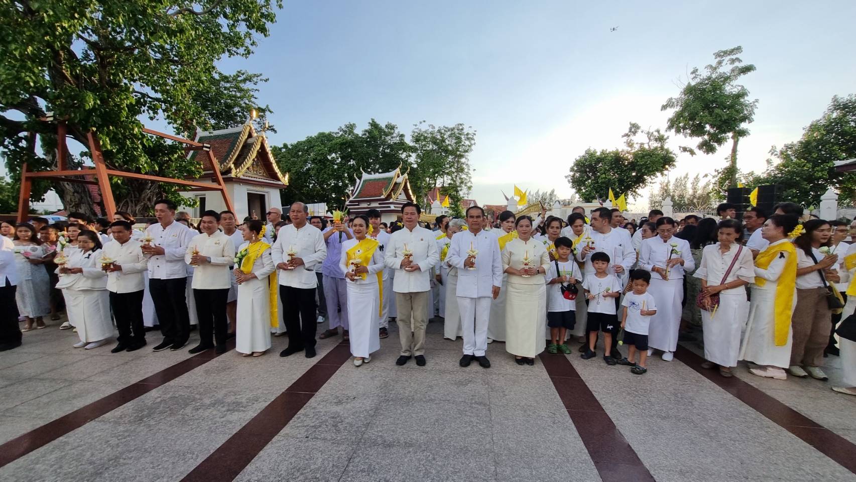 ร่วมกิจกรรมขบวนแห่พระพุทธชินราชจำลองและเข้าร่วมพิธีถวายพานดอกบัวพร้อมกิจกรรมเวียนเทียน