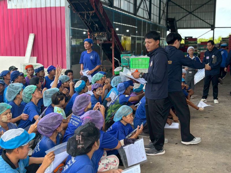 สจจ.ราชบุรี ลงพื้นที่ 2 สถานประกอบการ ประชาสัมพันธ์บริการช่วยเหลือแรงงานต่างด้าว