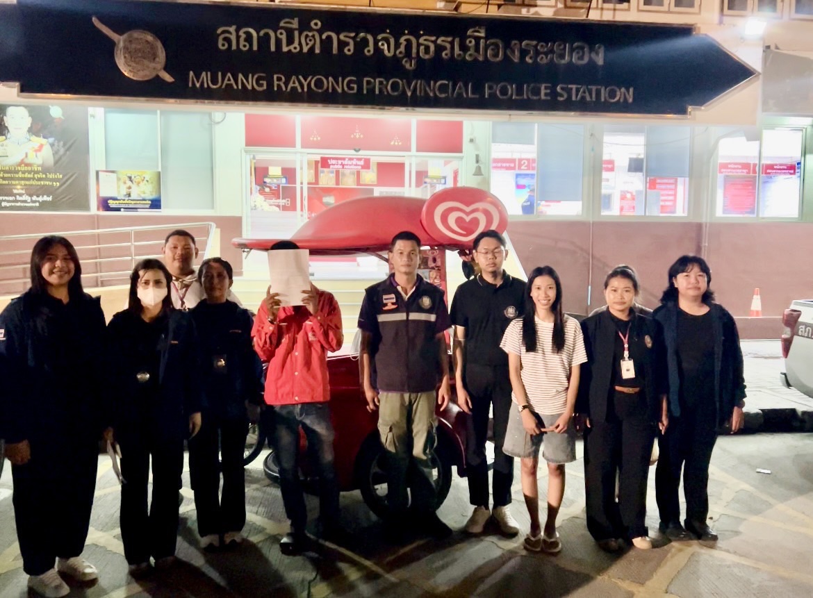 ลงพื้นที่ตรวจสอบการทำงานของคนต่างด้าวเพื่อป้องกันการแย่งอาชีพคนไทย ณ บริเวณริมชายหาดแหลมเจริญ
