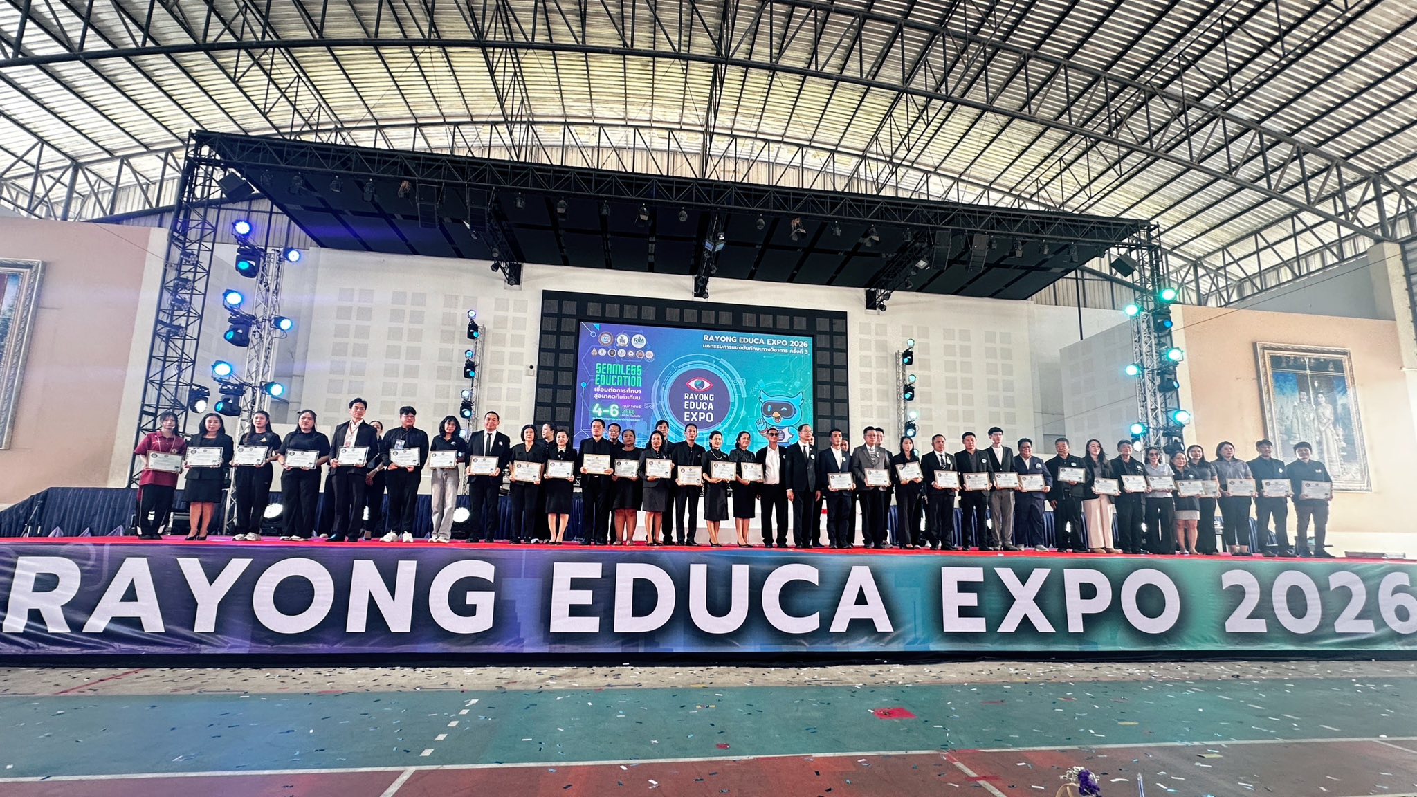 จัดหางานจังหวัดระยอง พร้อมด้วยเจ้าหน้าที่ฝ่ายส่งเสริมการมีงานทำ เข้าร่วมเป็นเกียรติในพิธีเปิดงาน