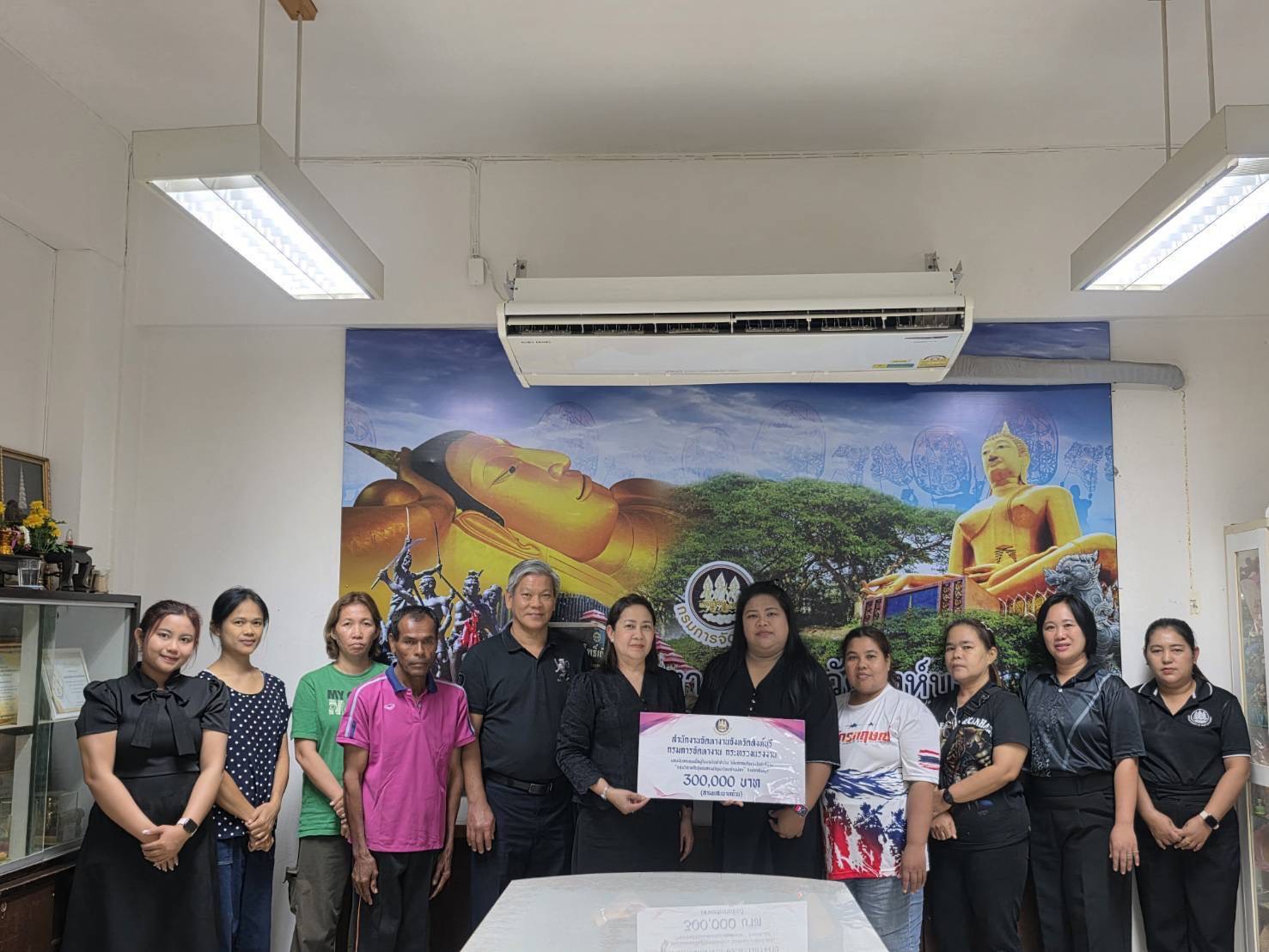 จัดทำสัญญากู้ยืมเงินกองทุนฯ ให้แก่กลุ่มวิสาหกิจชุมชนสองขวัญผ้าไทยลำแม่ลา
