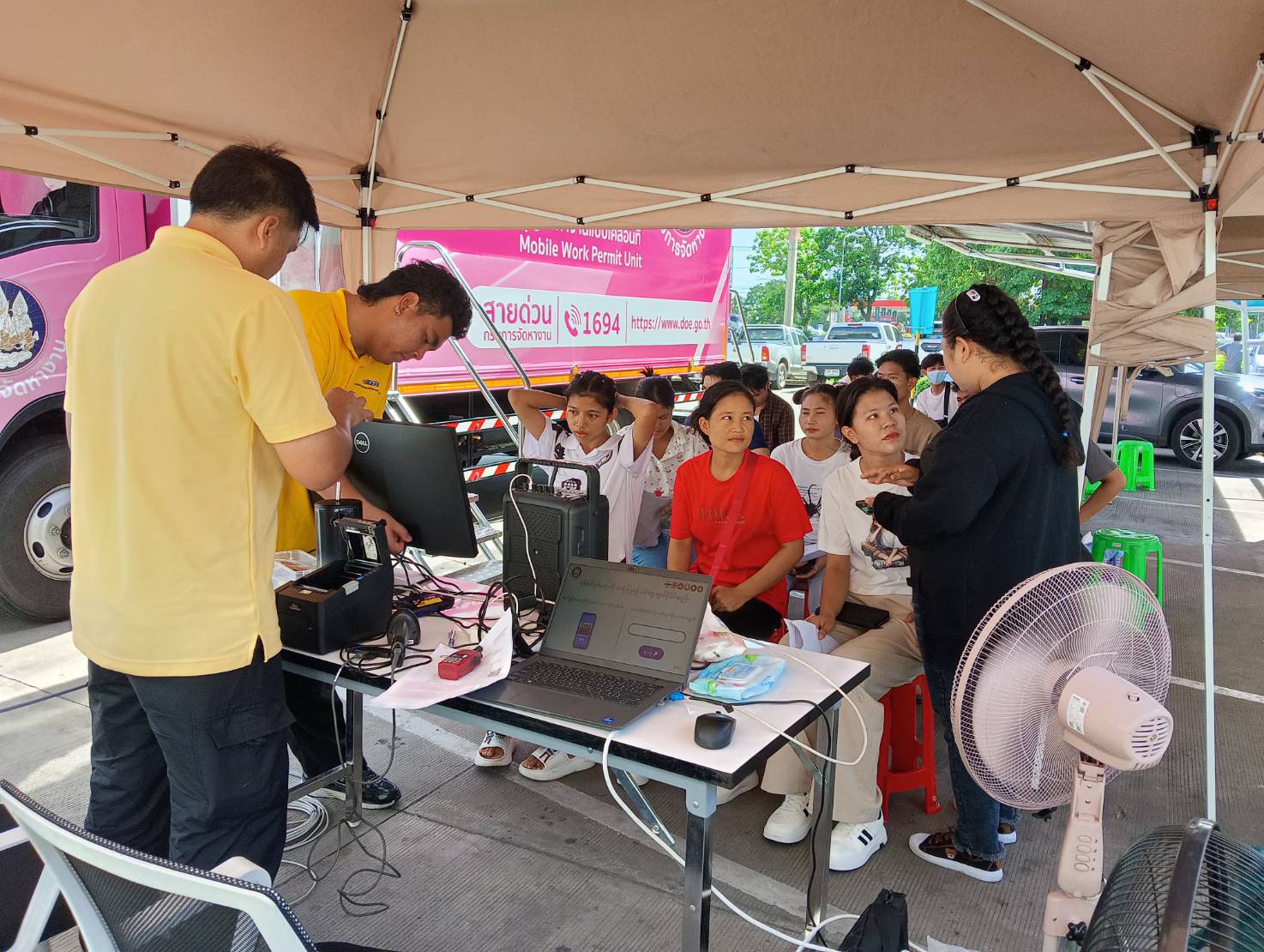 ปฏิบัติหน้าที่หน่วยบริการใบอนุญาตทำงานแบบเคลื่อนที่ (Mobile Unit)