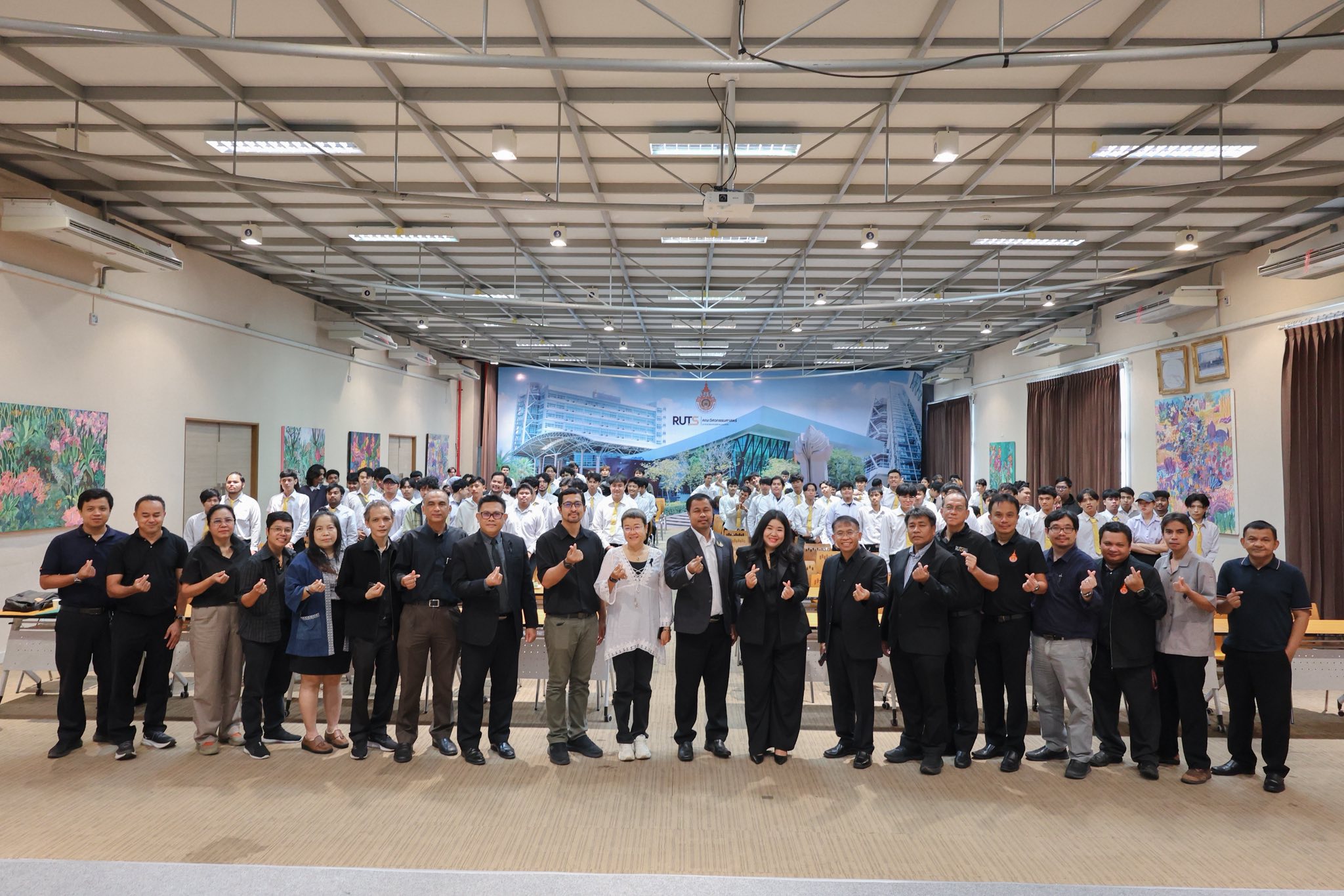 กิจกรรมแนะแนวอาชีพให้นักเรียน นักศึกษา