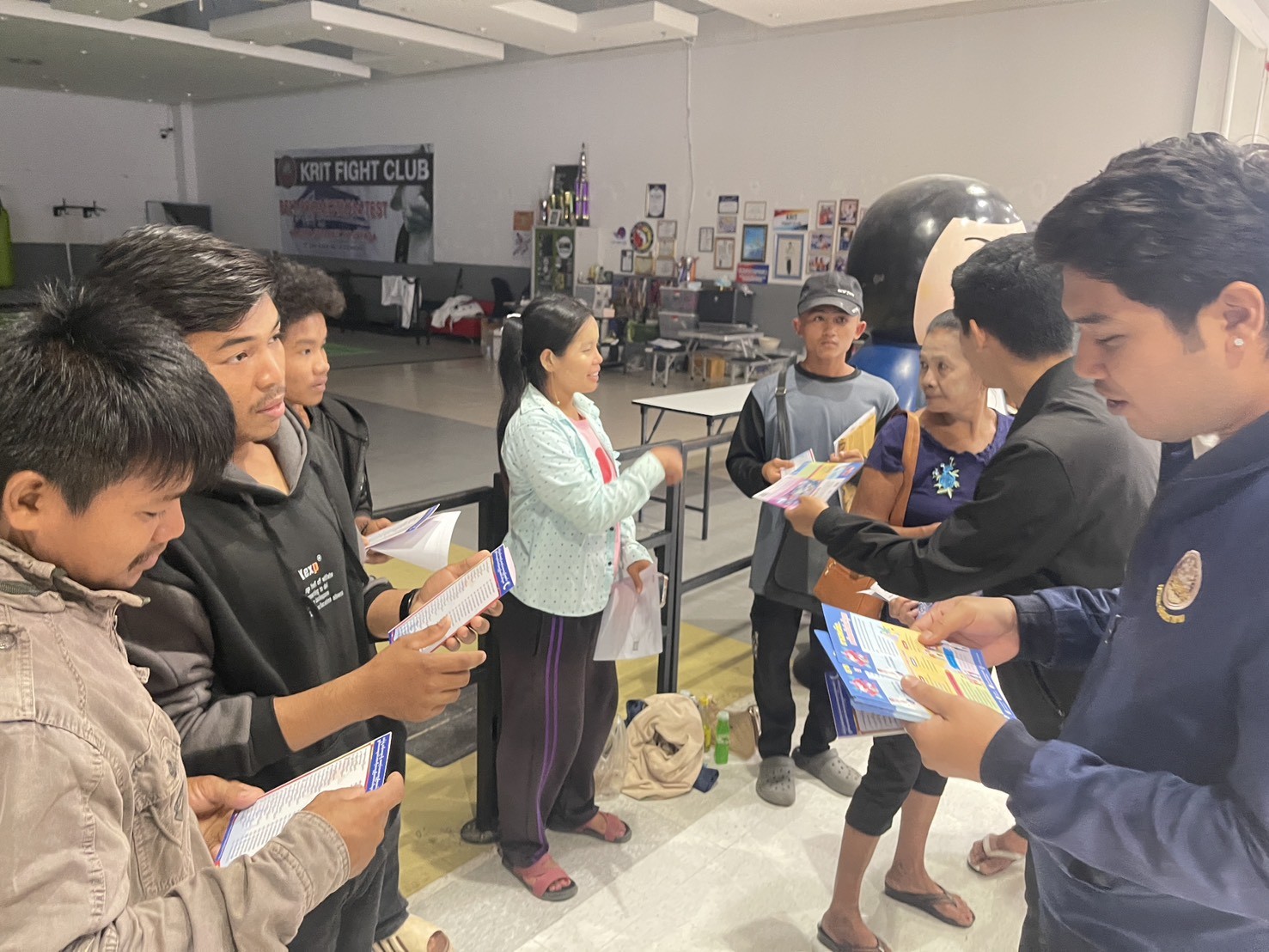 เจ้าหน้าที่ศูนย์ร่วมบริการช่วยเหลือแรงงานต่างด้าว ออกประชาสัมพันธ์ สร้างการรับรู้ ให้คำปรึกษา แนะนำ นายจ้างสถานประกอบการ และแรงงานต่างด้าว