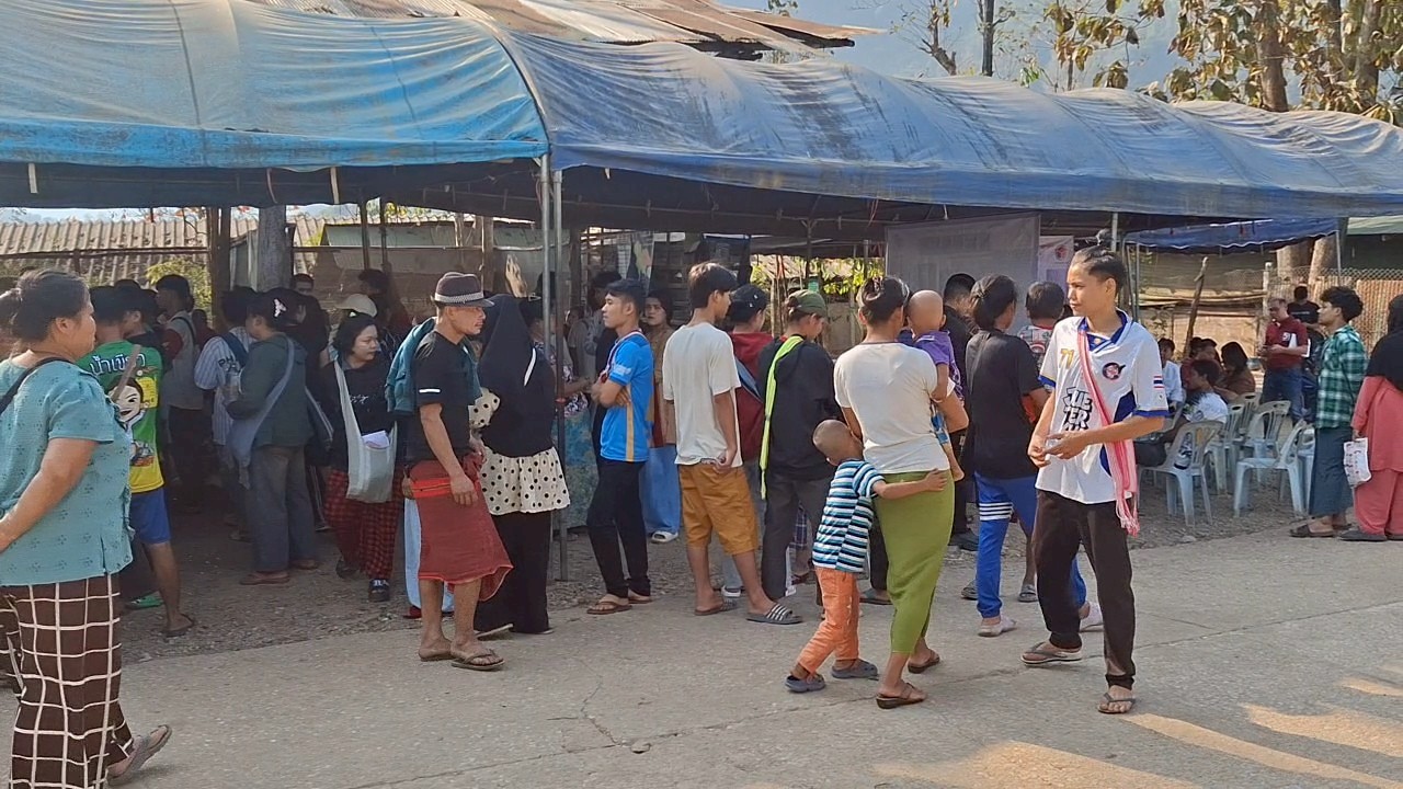 สังเกตการณ์รับสมัครคนต่างด้าวที่พำนักอยู่ในพื้นที่พักพิงชั่วคราวสำหรับผู้หนีภัยการสู้รบจากเมียนมา บ้