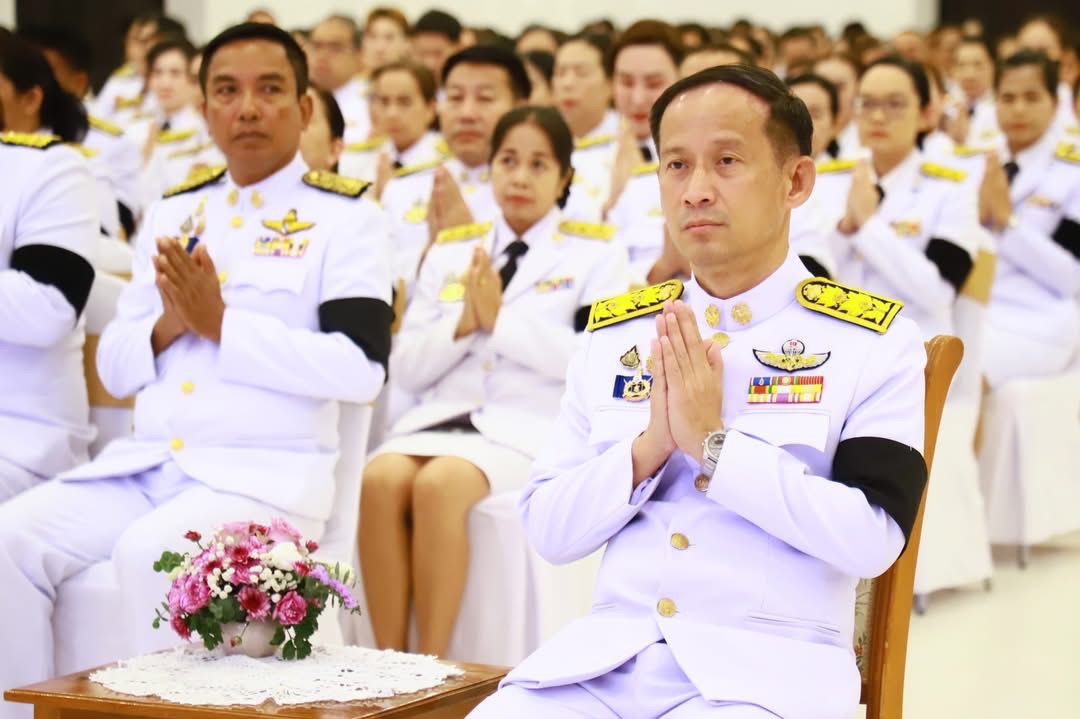 ร่วมพิธีเจริญพระพุทธมนต์และทำบุญตักบาตร เนื่องในวันเฉลิมพระชนมพรรษา สมเด็จพระนางเจ้าฯ พระบรมราชินี