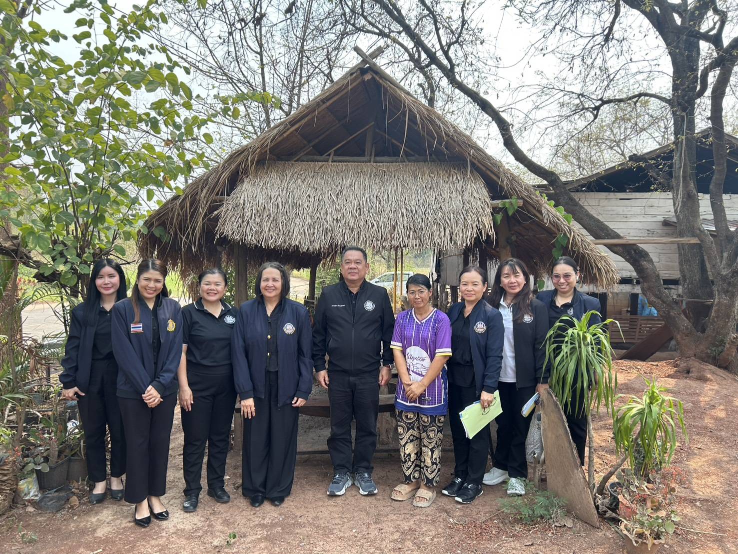 เดินทางออกเยี่ยมและติดตามผู้รับงานไปทำที่บ้านที่กู้ยืมเงินกองทุนเพื่อผู้รับงานไปทำที่บ้าน