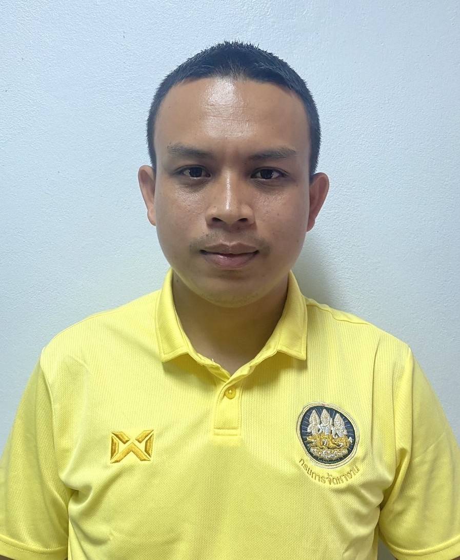 นายเอกราช ยังนิ่ง